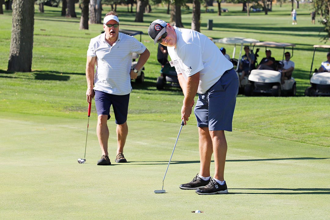Juan Velasquez, C.W. Matthews Contracting Co., with his putting pattner, Chris Kipp of Turck Inc.