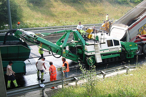 RTP-500 rubber-tracked placer feeding an asphalt paver