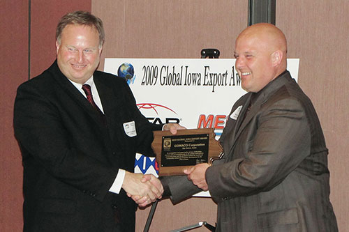 Grant Godbersen, GOMACO Vice President of Manufacturing, accepts a 2010 Global Iowa Export Award