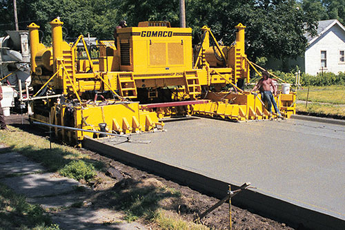 GP-2500 two-track slipform paver with minimum-clearance mold