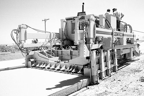 GP-2000 two-track slipform paver modified for zero-clearance paving