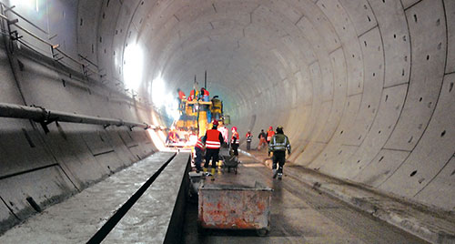 Commander III, tunnel walkway