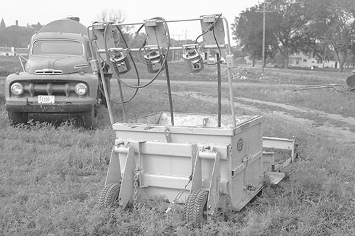 Five foot (1.5 m) sidewalk mold designed to be pulled behind sidewalk trimmer