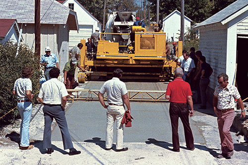 HW-165 demonstration slipforming a low-slump overlay