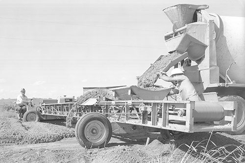 Prototype rubber-tired RC-160 side-discharge paving conveyor